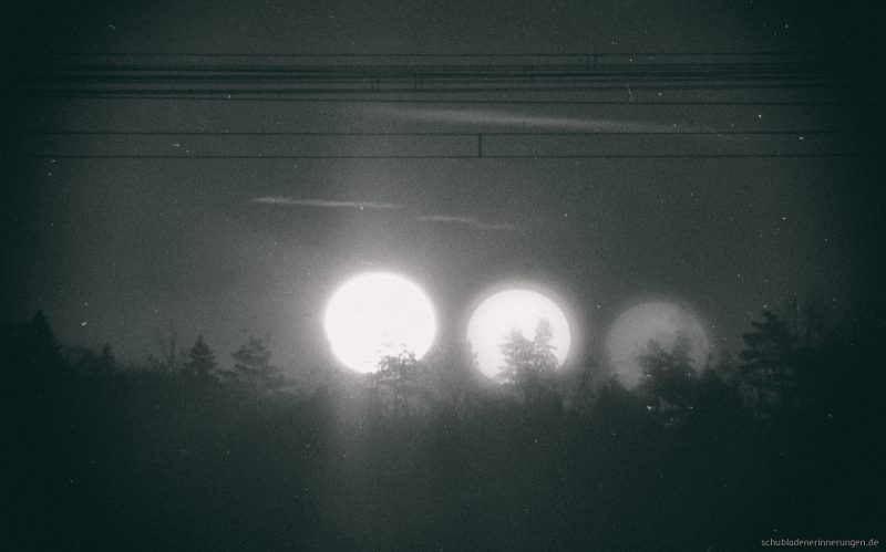 Blick aus der Dauerevakuierung heraus - drei Sonnen – Dadanaut